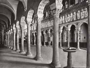 殉教者の行列を描いたモザイクのある身廊の内部ビュー 作： Byzantine School